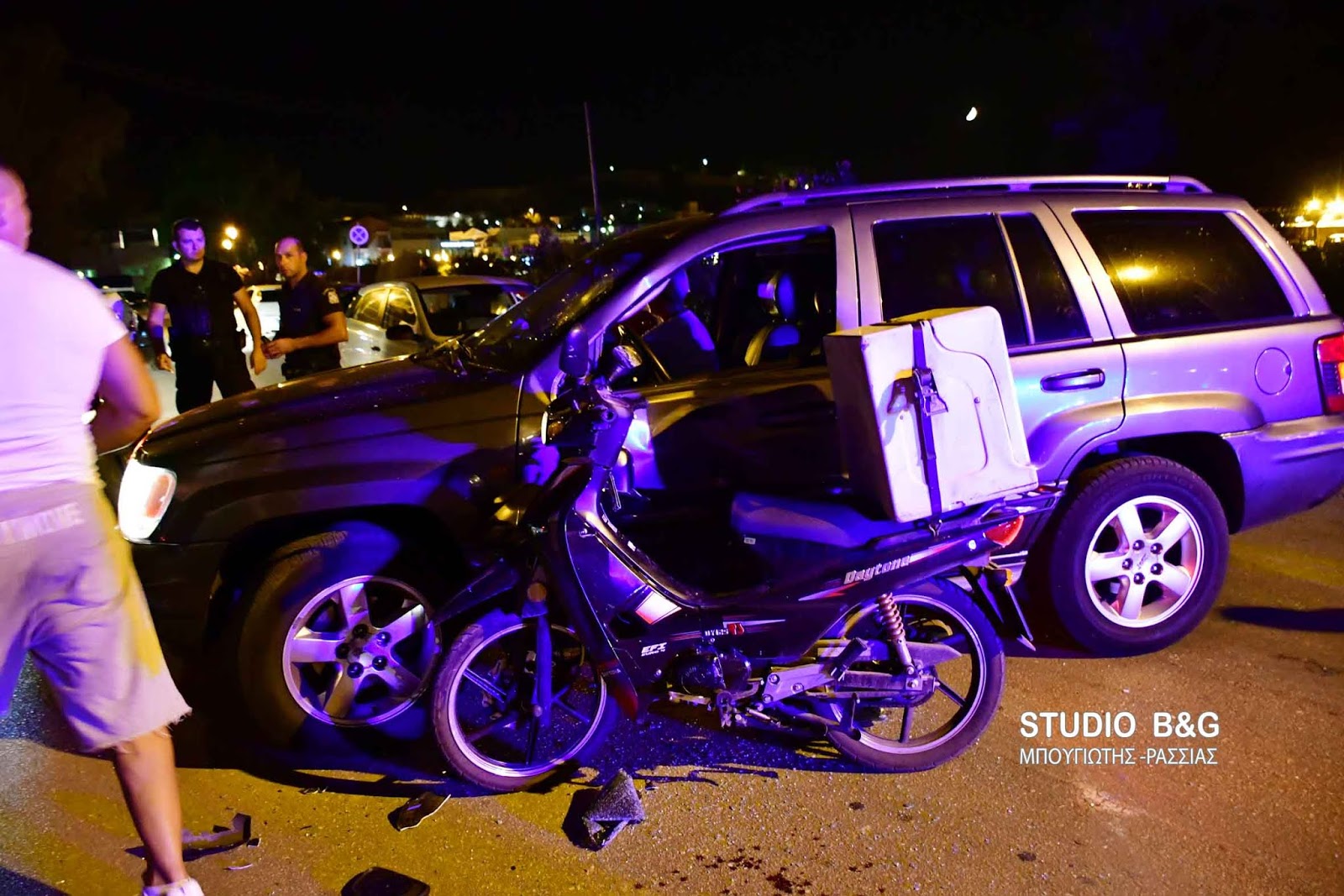 Τροχαίο ατύχημα στο Ναύπλιο - ΙΧ αυτοκίνητο συγκρούστηκε με δίκυκλο μηχανάκι delivery. - Φωτογραφία 1