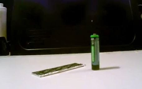 Πως να φτιάξετε έναν αναπτήρα από μια μπαταρία και ένα περιτύλιγμα τσίχλας [video] - Φωτογραφία 1