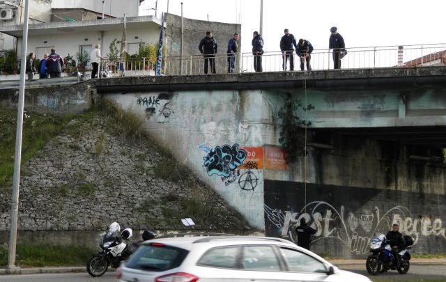 Αγρίνιο: Άνδρας αποπειράθηκε να πηδήξει από την αερογέφυρα - Φωτογραφία 1