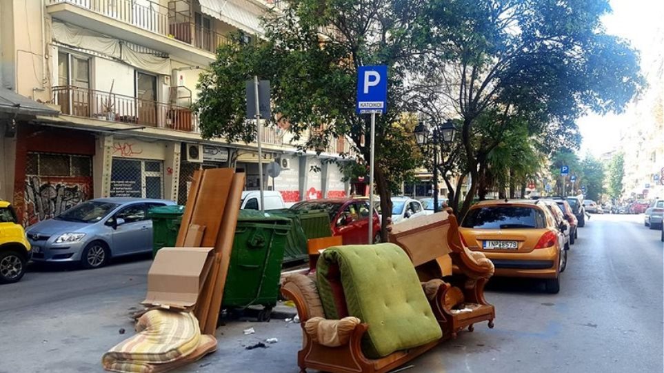 Θεσσαλονίκη: Πέταξαν στα σκουπίδια όλα τα έπιπλα του σπιτιού - Φωτογραφία 1