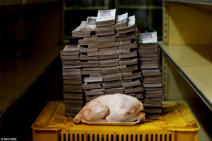 Βενεζουέλα: Με πάκους από χρήματα πληρώνουν ρύζι, κοτόπουλο και χαρτιά υγείας - Φωτογραφία 2