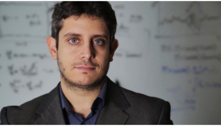 O Ελληνας που διαπρέπει στο MIT: Εφτιαξε αλγόριθμο που προβλέπει ακραία γεγονότα - Φωτογραφία 1