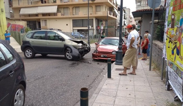 ΑΓΡΙΝΙΟ: Τροχαίο στην οδό Σκαλτσοδήμου-δυο άτομα στο νοσοκομείο (φωτο) - Φωτογραφία 7