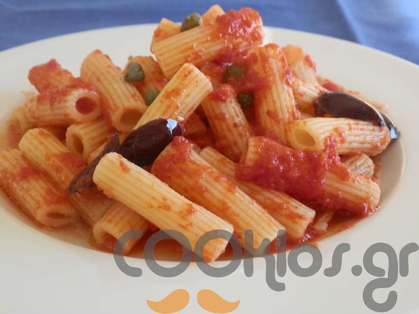 Η συνταγή της Ημέρας: Ριγκατόνι σε κόκκινη σάλτσα πάπρικας με κάπαρη κι ελιές - Φωτογραφία 1