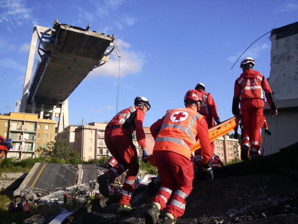 Γένοβα: Νέο συγκλονιστικό βίντεο από την κατάρρευση της γέφυρας – Ο θάνατος «ήρθε» ακαριαία - Φωτογραφία 1