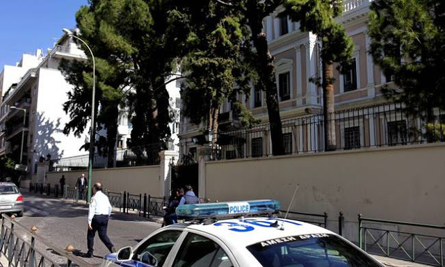 Επίθεση αγνώστων στην Iταλική πρεσβεία απέτρεψε η ΕΛ.ΑΣ. - Φωτογραφία 1