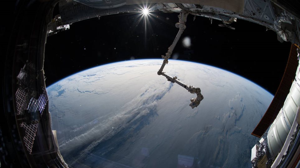 Η φωτογραφία της ημέρας από το Διάστημα: Πυκνά σύννεφα καλύπτουν τη Γη - Φωτογραφία 1