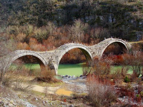 Ζαγόρι: Κινδυνεύει με κατάρρευση το γεφύρι του Πλακίδα - Φωτογραφία 2