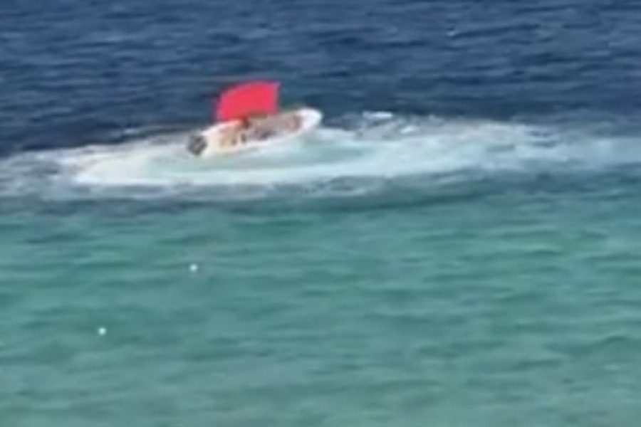 Χαλκιδική: Η στιγμή που ακυβέρνητο σκάφος προκαλεί πανικό σε παραλία - Φωτογραφία 1