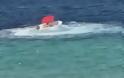 Χαλκιδική: Η στιγμή που ακυβέρνητο σκάφος προκαλεί πανικό σε παραλία