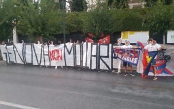 Οπαδοί του Πανιωνίου σήκωσαν τελικά το πανό έξω από την ιταλική πρεσβεία - Φωτογραφία 1
