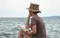 Διάβασμα στην παραλία: Ο δεκάλογος του «σωστού αναγνώστη»