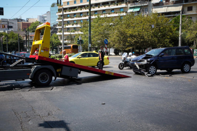 Σύγκρουση Ι.Χ με ασθενοφόρο στο κέντρο της Αθήνας - Φωτογραφία 1