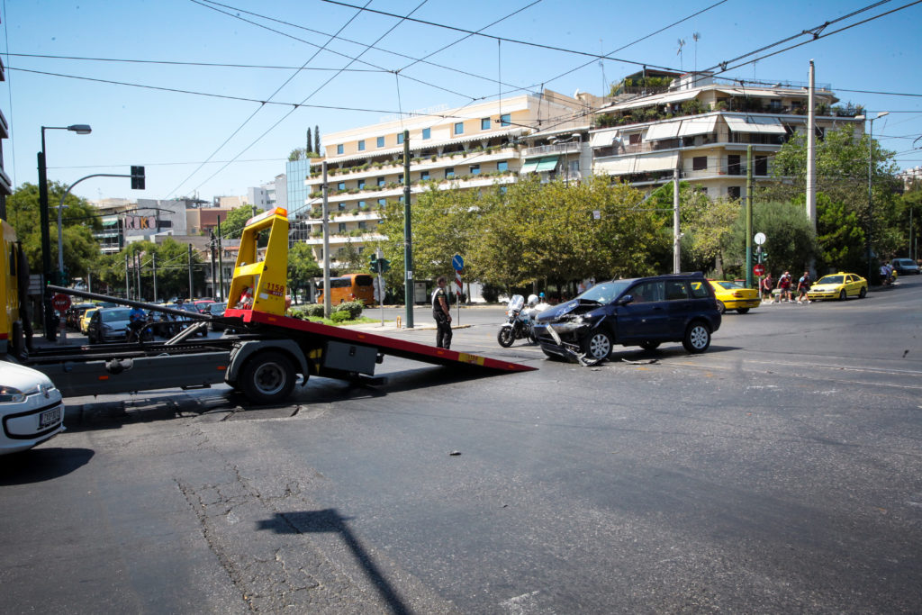 Σύγκρουση Ι.Χ με ασθενοφόρο στο κέντρο της Αθήνας - Φωτογραφία 3