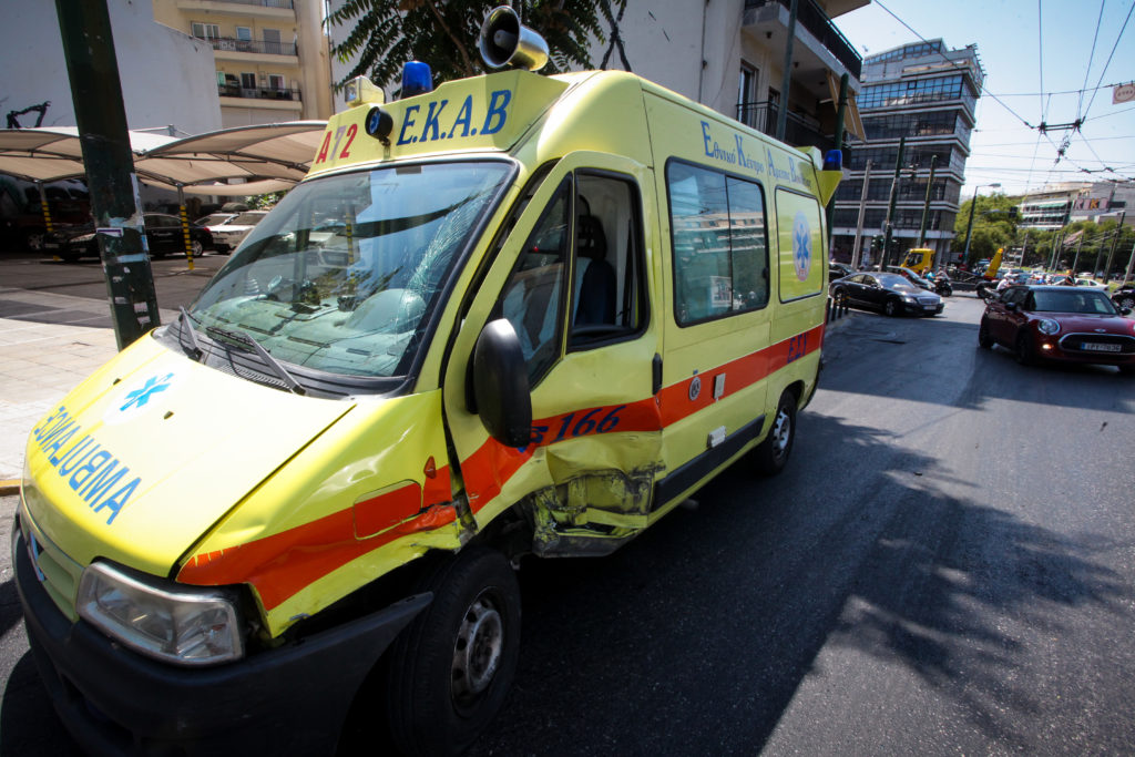 Σύγκρουση Ι.Χ με ασθενοφόρο στο κέντρο της Αθήνας - Φωτογραφία 5