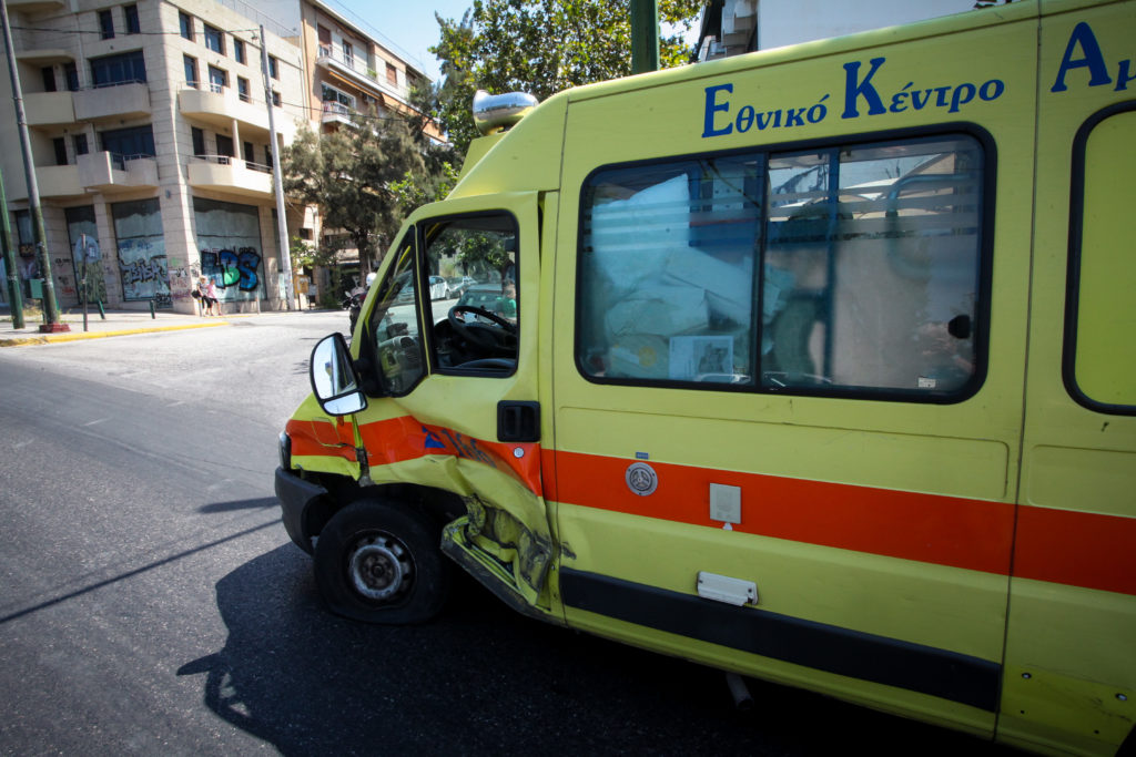 Σύγκρουση Ι.Χ με ασθενοφόρο στο κέντρο της Αθήνας - Φωτογραφία 6