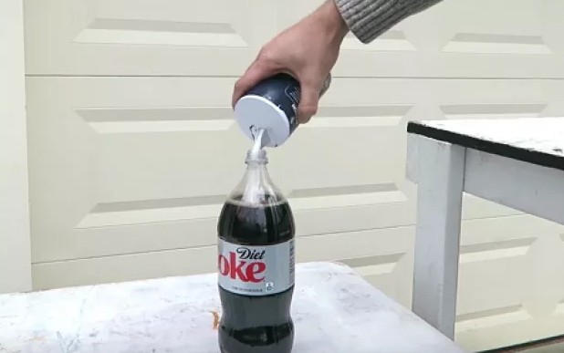 Τι θα συμβεί ΑΝ ρίξουμε αλάτι στην coca cola; Δείτε... [video] - Φωτογραφία 1