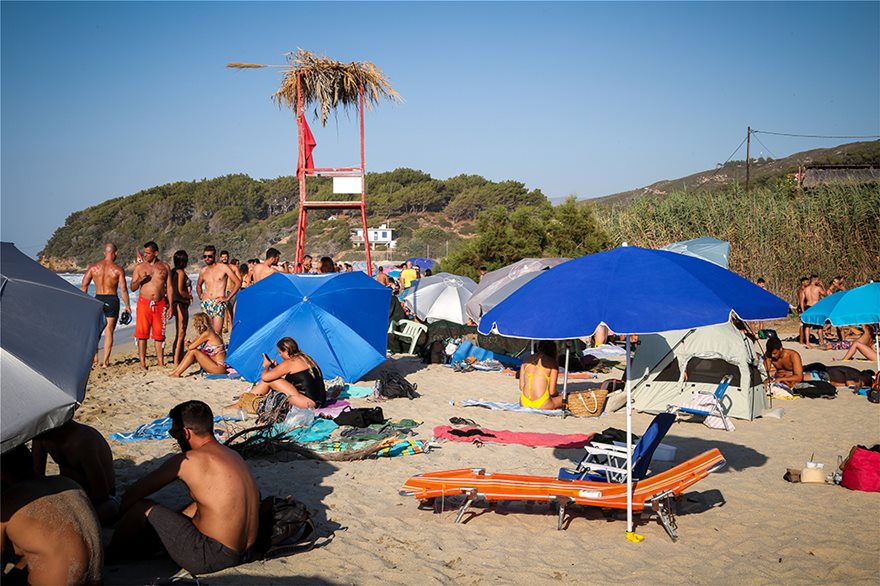 Φωτογραφίες: Δαμάζοντας τα κύματα στη Μεσακτή Ικαρίας - Φωτογραφία 3