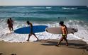 Φωτογραφίες: Δαμάζοντας τα κύματα στη Μεσακτή Ικαρίας - Φωτογραφία 10