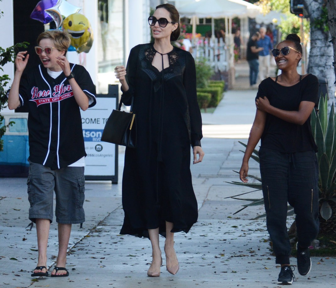 Με total black look η Angelina Jolie στους δρόμους του Λος Αντζελες με τα παιδιά της - Φωτογραφία 4