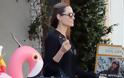 Με total black look η Angelina Jolie στους δρόμους του Λος Αντζελες με τα παιδιά της - Φωτογραφία 2