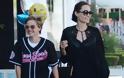 Με total black look η Angelina Jolie στους δρόμους του Λος Αντζελες με τα παιδιά της - Φωτογραφία 3
