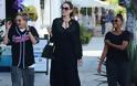 Με total black look η Angelina Jolie στους δρόμους του Λος Αντζελες με τα παιδιά της - Φωτογραφία 4