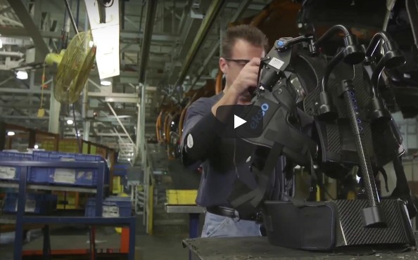 Εργασία με μηχανικούς εξωσκελετούς σε εργοστάσια της Ford [video] - Φωτογραφία 1