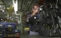Εργασία με μηχανικούς εξωσκελετούς σε εργοστάσια της Ford [video]