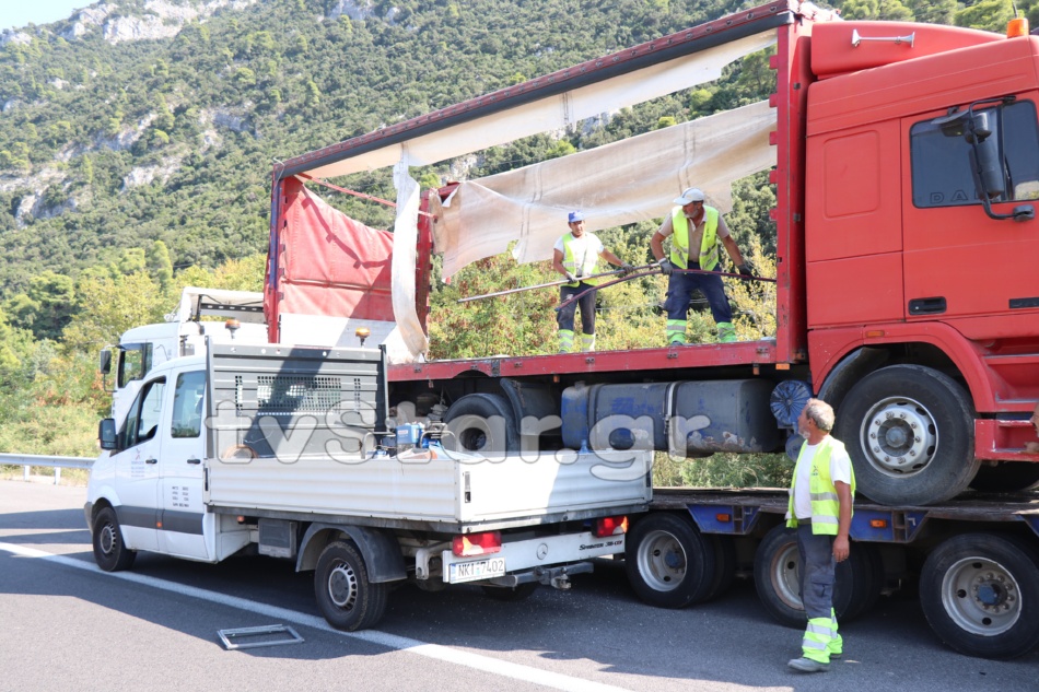 Φθιώτιδα: Φορτηγό ξήλωσε τα φώτα στη σήραγγα, έκλεισε η Εθνική Οδός - Φωτογραφία 2