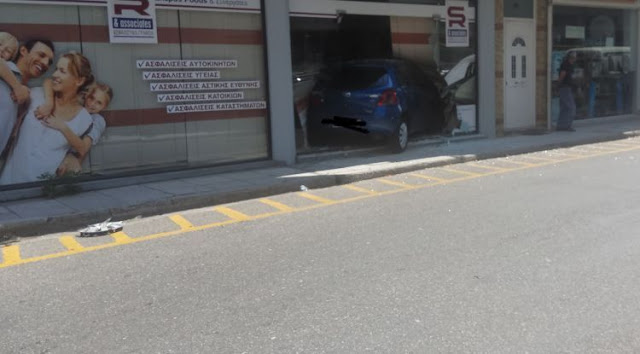Αγρίνιο: Τρελή πορεία αυτοκινήτου – Κατέληξε μέσα σε ασφαλιστικό γραφείο (ΔΕΙΤΕ ΦΩΤΟ) - Φωτογραφία 2