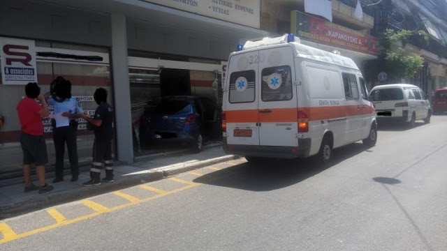 Αγρίνιο: Τρελή πορεία αυτοκινήτου – Κατέληξε μέσα σε ασφαλιστικό γραφείο (ΔΕΙΤΕ ΦΩΤΟ) - Φωτογραφία 4