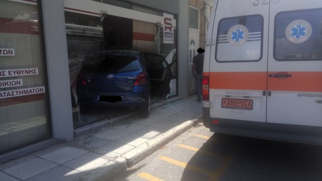 Αγρίνιο: Τρελή πορεία αυτοκινήτου – Κατέληξε μέσα σε ασφαλιστικό γραφείο (ΔΕΙΤΕ ΦΩΤΟ) - Φωτογραφία 7