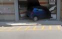 Αγρίνιο: Τρελή πορεία αυτοκινήτου – Κατέληξε μέσα σε ασφαλιστικό γραφείο (ΔΕΙΤΕ ΦΩΤΟ) - Φωτογραφία 5