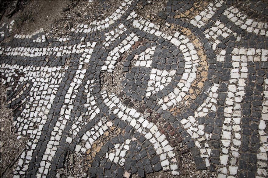 Το εντυπωσιακό ψηφιδωτό και τα ερείπια του ναού της Αρτέμιδας - Φωτογραφία 2