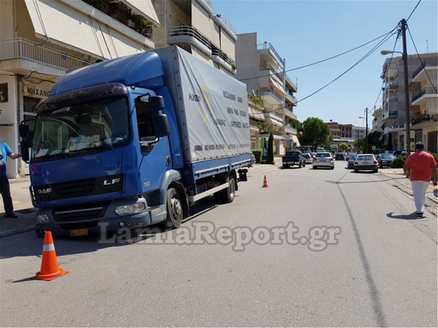 Φορτηγό βούλιαξε με τη μπροστινή ρόδα στο οδόστρωμα (φωτογραφίες) - Φωτογραφία 3