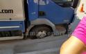 Φορτηγό βούλιαξε με τη μπροστινή ρόδα στο οδόστρωμα (φωτογραφίες)