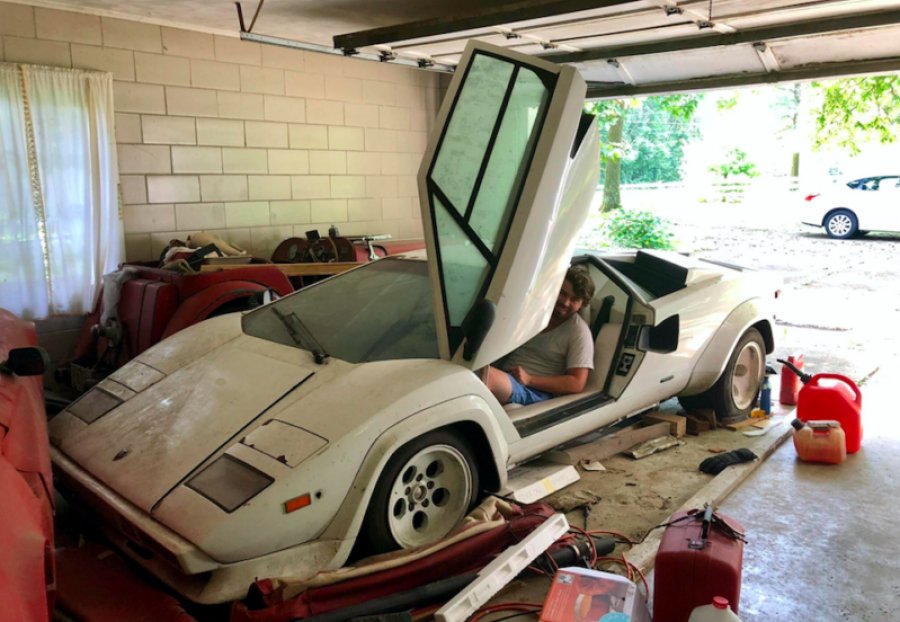 Ξεχασμένη σπάνια Lamborghini και Ferrari στο γκαράζ της γιαγιάς του! - Φωτογραφία 1