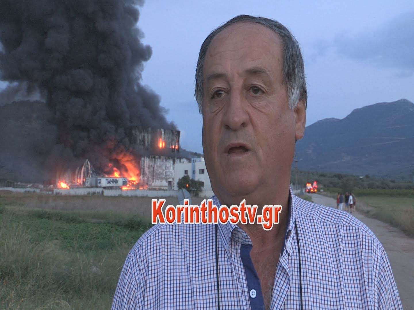 Καίγεται ολοσχερώς βιομηχανία ζωοτροφών στο Κουταλά Κορινθίας - Φωτογραφία 5