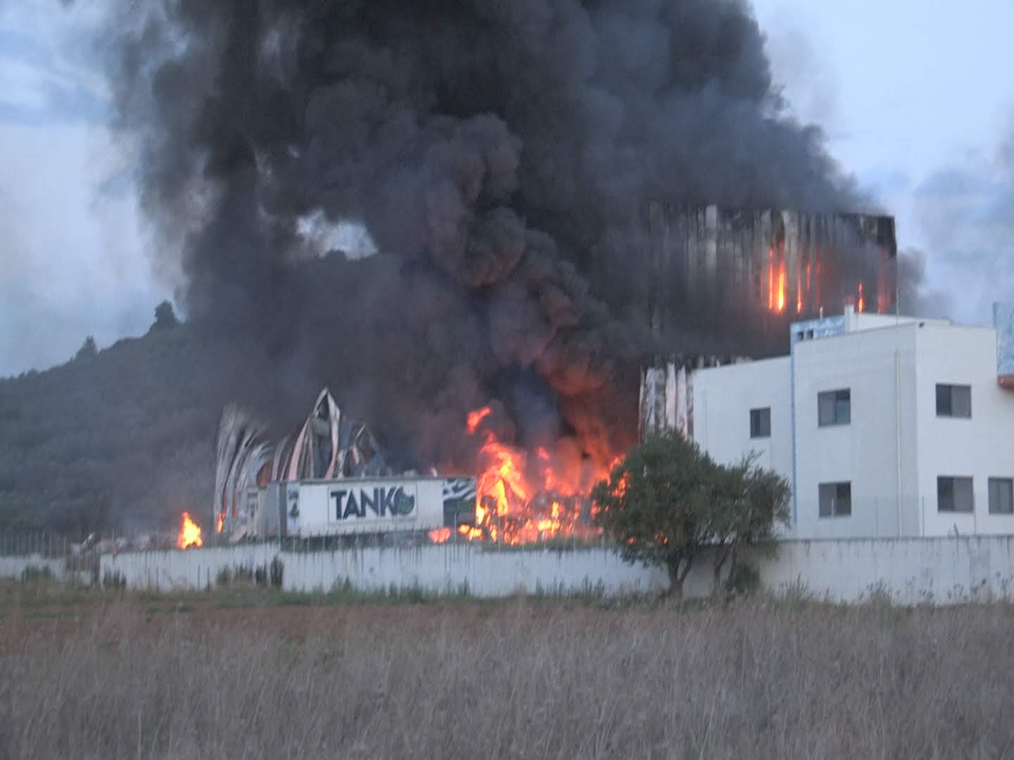Καίγεται ολοσχερώς βιομηχανία ζωοτροφών στο Κουταλά Κορινθίας - Φωτογραφία 8