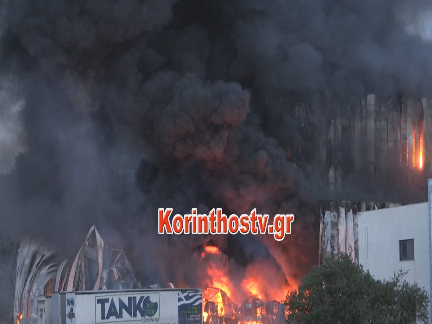 Καίγεται ολοσχερώς βιομηχανία ζωοτροφών στο Κουταλά Κορινθίας - Φωτογραφία 9