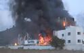 Καίγεται ολοσχερώς βιομηχανία ζωοτροφών στο Κουταλά Κορινθίας - Φωτογραφία 8