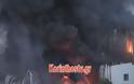 Καίγεται ολοσχερώς βιομηχανία ζωοτροφών στο Κουταλά Κορινθίας - Φωτογραφία 9