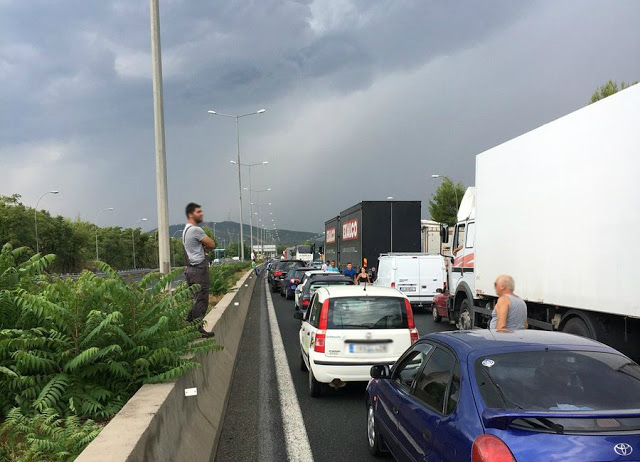 «Ξέφραγο αμπέλι» η Ελλάδα - Λαθρομετανάστες έκλεισαν την Αθηνών-Λαμίας και επιτέθηκαν με ρόπαλα στους διερχόμενους οδηγούς! - Βίντεο - Φωτογραφία 2