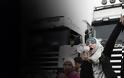«Ξέφραγο αμπέλι» η Ελλάδα - Λαθρομετανάστες έκλεισαν την Αθηνών-Λαμίας και επιτέθηκαν με ρόπαλα στους διερχόμενους οδηγούς! - Βίντεο - Φωτογραφία 1