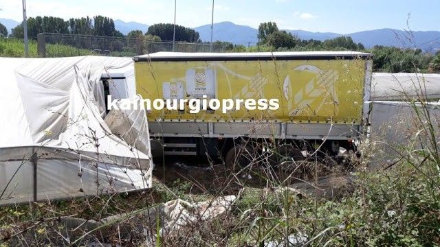 Εκτροπή φορτηγού με άλευρα στα Αμπάρια (ΔΕΙΤΕ ΦΩΤΟ) - Φωτογραφία 6