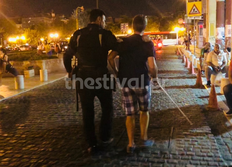 Αστυνομικός της ΖΗΤΑ βοηθά νεαρό με πρόβλημα όρασης να φτάσει στον προορισμό του - Φωτογραφία 2