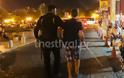 Αστυνομικός της ΖΗΤΑ βοηθά νεαρό με πρόβλημα όρασης να φτάσει στον προορισμό του