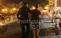 Αστυνομικός της ΖΗΤΑ βοηθά νεαρό με πρόβλημα όρασης να φτάσει στον προορισμό του - Φωτογραφία 2