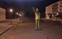 Έστησαν χρυσό άγαλμα του Ερντογάν στο Βιζμπάντεν και κάποιοι έγραψαν «Fuck you»
